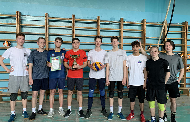 Команды юношей и девушек Лицея №40 по волейболу заняли первое место в районе.